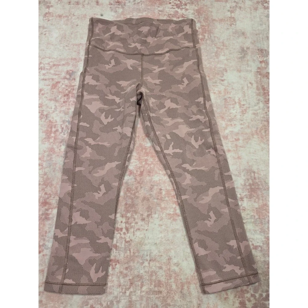 Athleta Ultimate Stash Pocket Textured Camo Capri Leggings Pink High Rise Size M